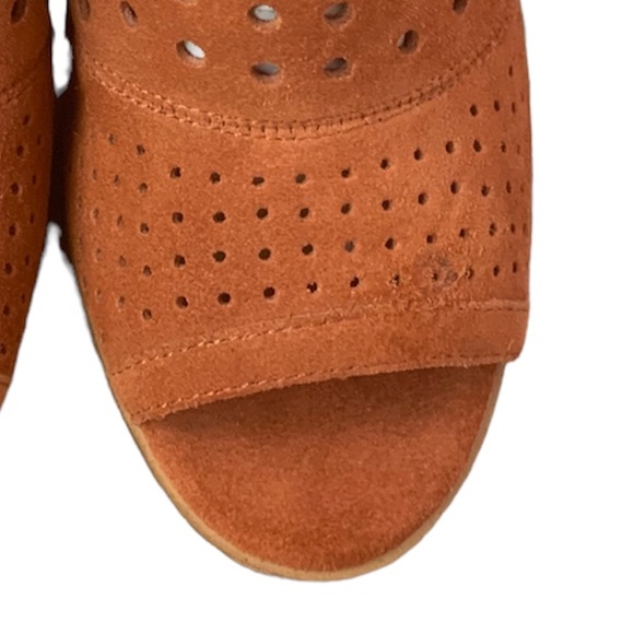 Marc Fisher Casha Womens 7 Burnt Orange Perforated Peep Toe 3” Block Heel -Flaw - Picture 8 of 11